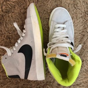 NIKE Suede HI-TOP Sneaker